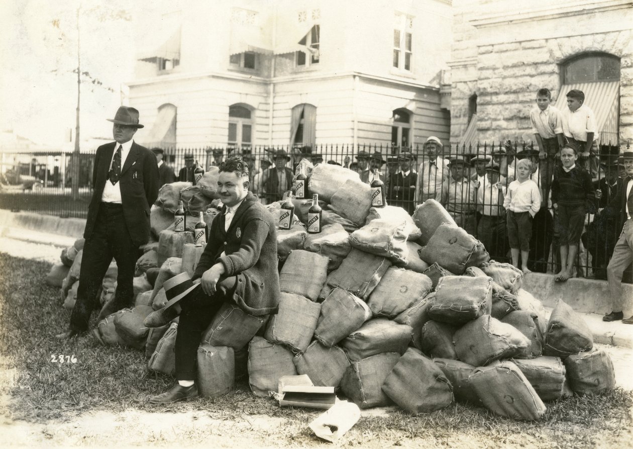 Szeryf Allen z alkoholem przed więzieniem hrabstwa Dade, Floryda, 1922 r autorstwa American Photographer