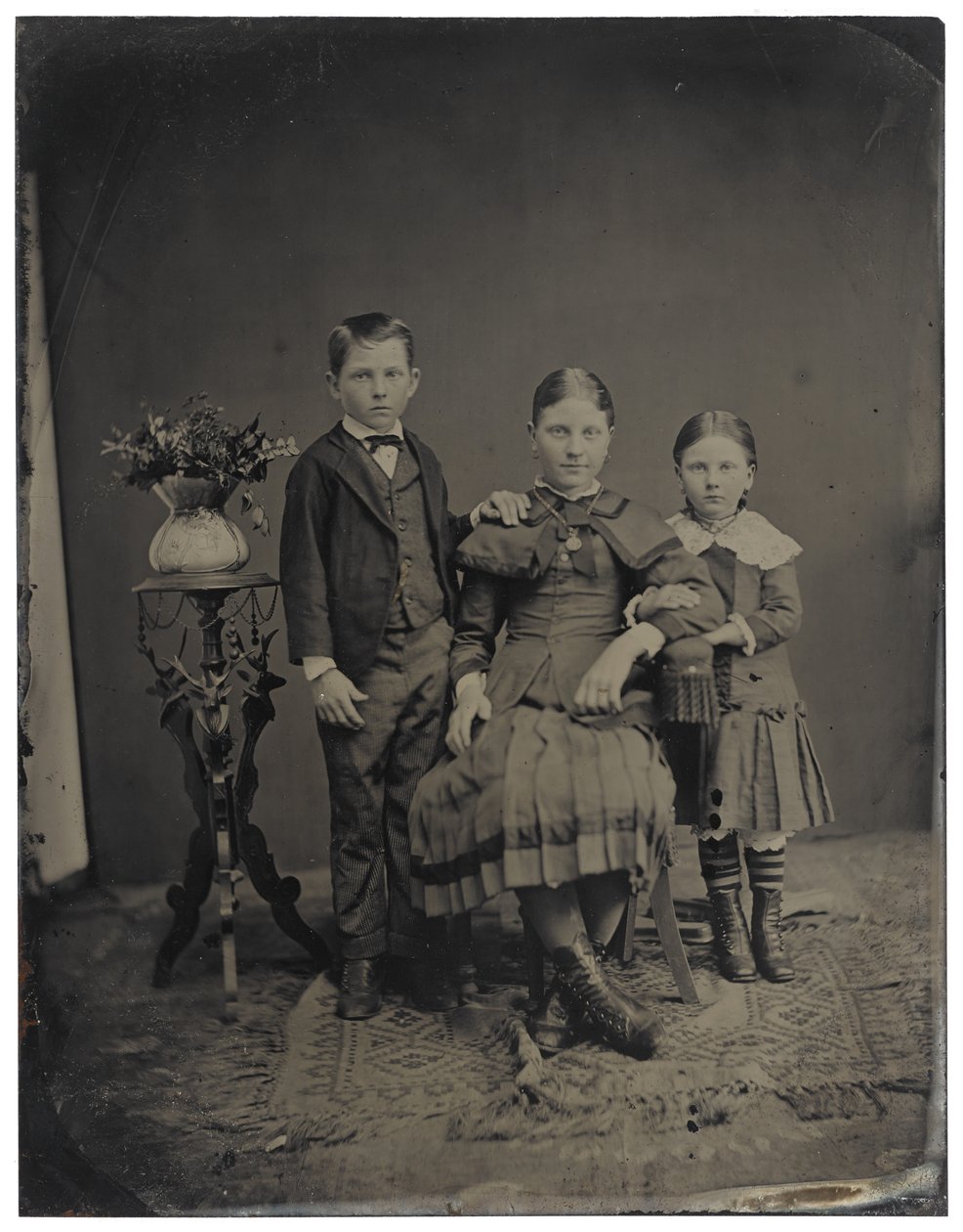 [Trzy dzieci], ok. 1850-1910 (typ blaszany) autorstwa American Photographer
