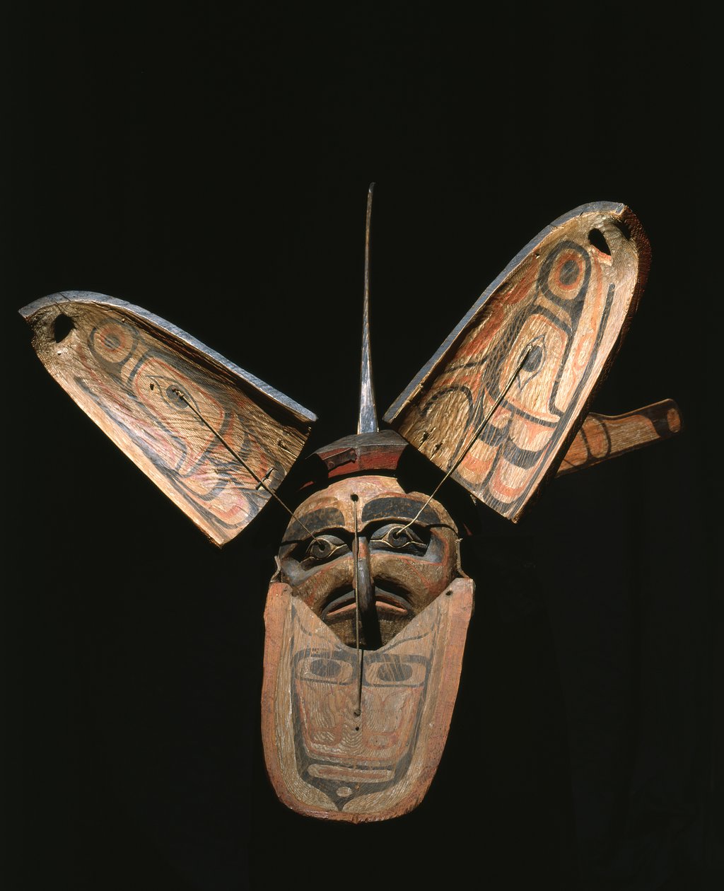 Maska przemiany Kwakiutla (drewno polichromowane) autorstwa American School