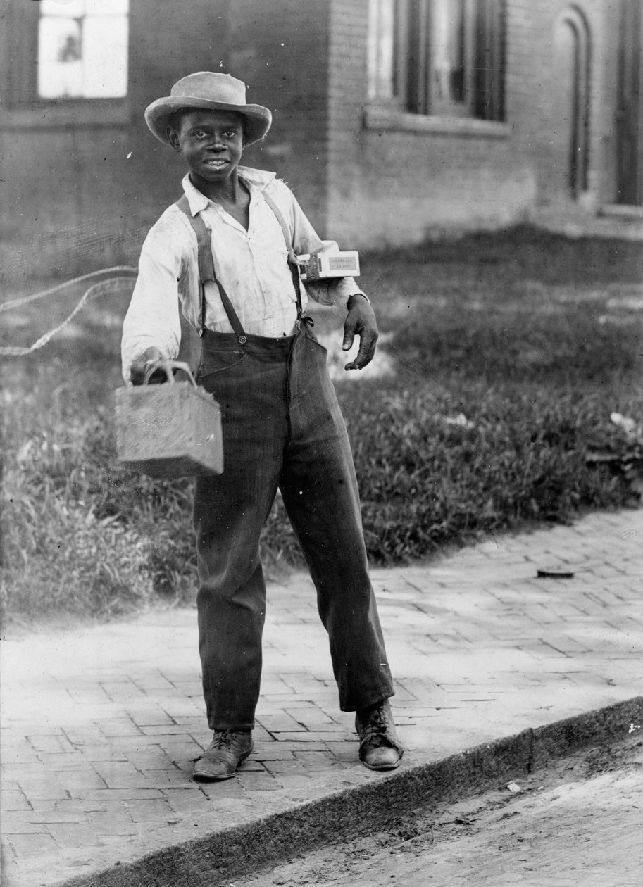 Afroamerykański pucybut, ok. 1899 (zdjęcie czarno-białe) autorstwa American Photographer