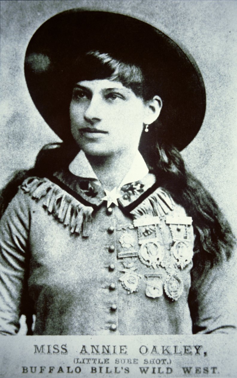 Annie Oakley (1860-1926) (zdjęcie czarno-białe) autorstwa American Photographer