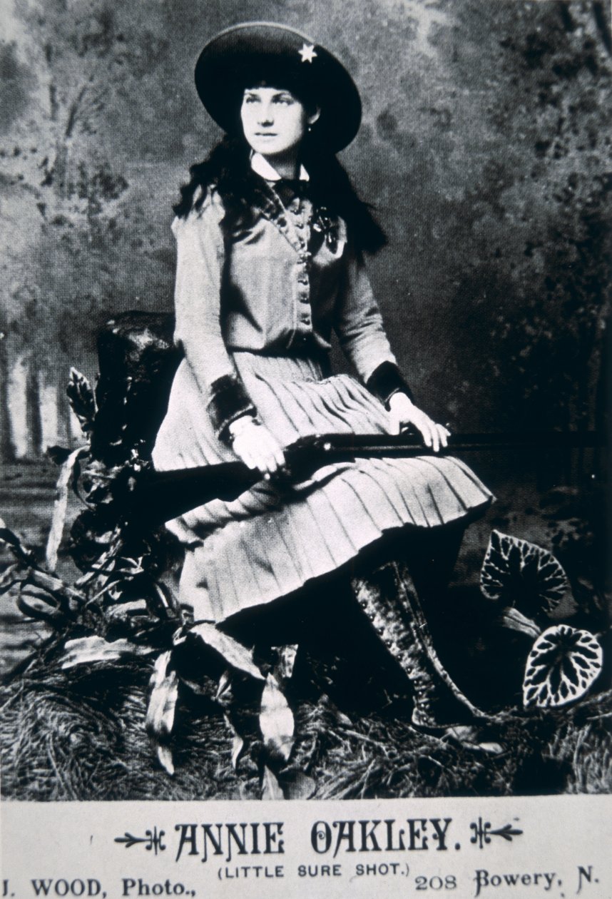 Annie Oakley (1860-1926) (zdjęcie czarno-białe) autorstwa American Photographer