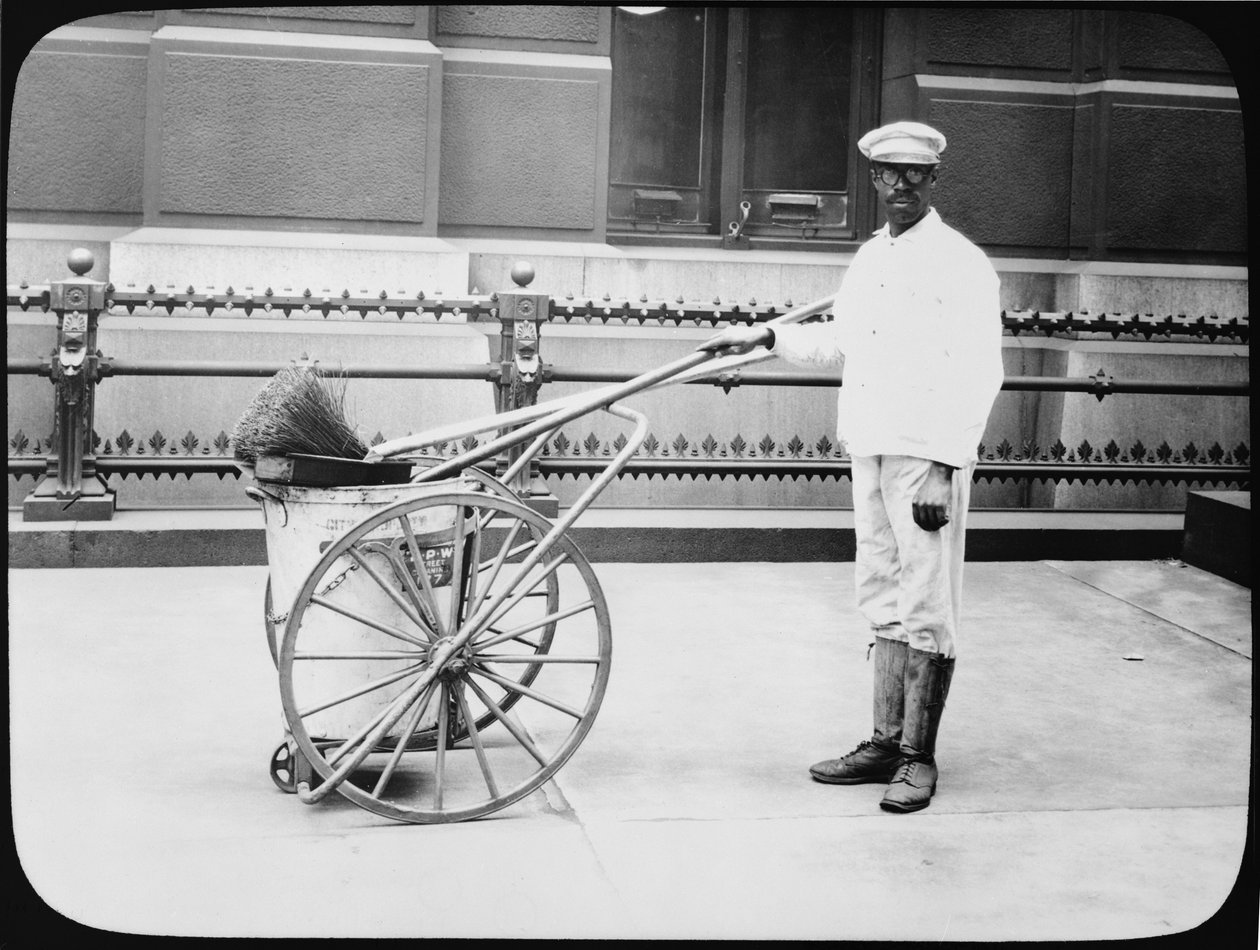 City Street Cleaner, Filadelfia, ok. 1920 r. autorstwa American Photographer