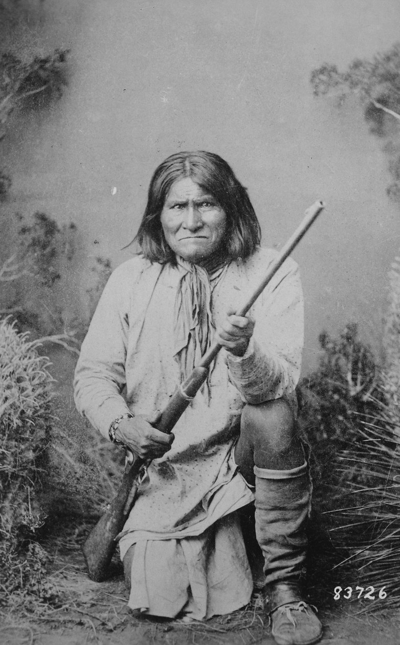Geronimo trzymający karabin, 1884 autorstwa American Photographer