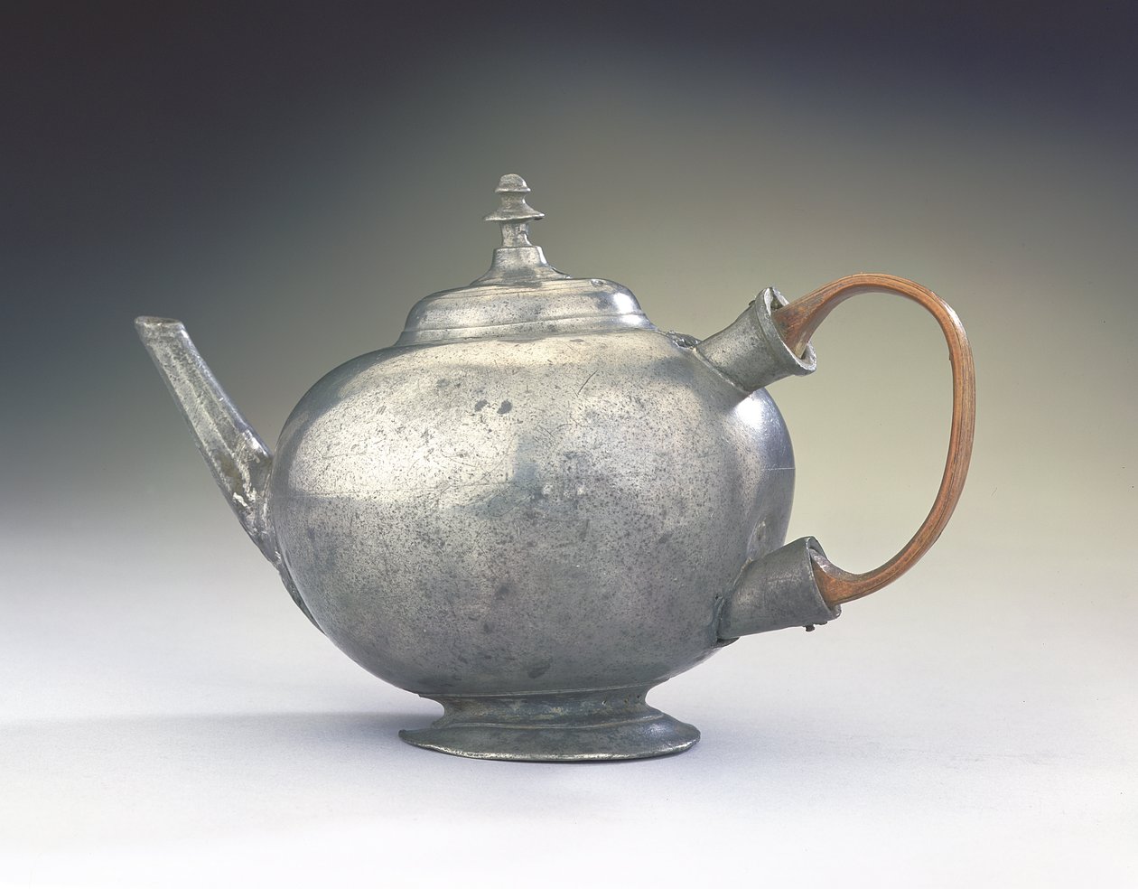 Czajnik, z Bostonu, Massachusetts, 1740-60 (cyna i drewno) autorstwa American School