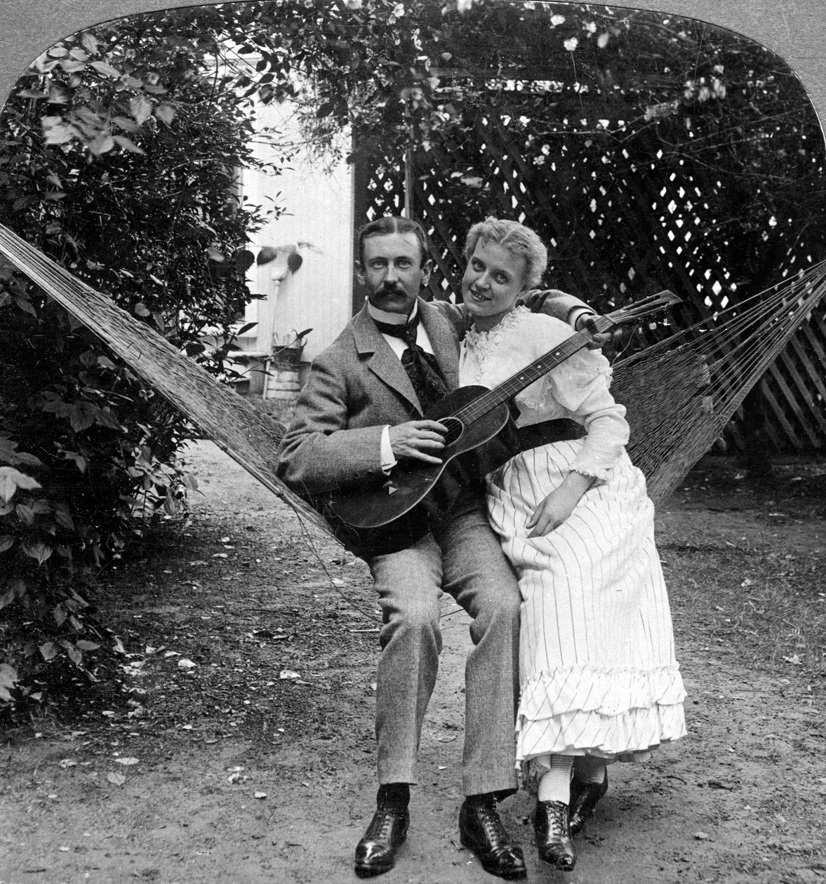 Para muzyczna w hamaku. autorstwa American Stereoscopic Company