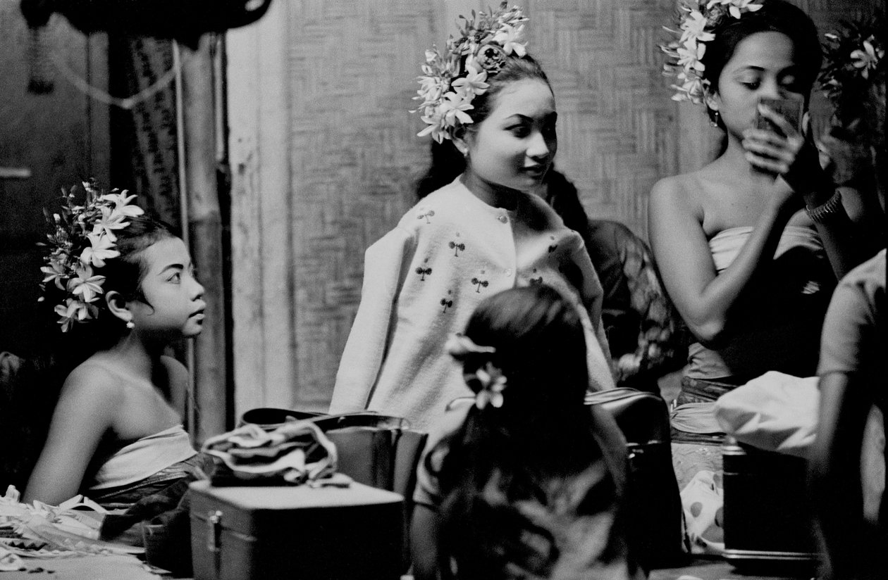 Tancerze z Bali, hotel Tandjung Sari, Sanur autorstwa Angus Forbes