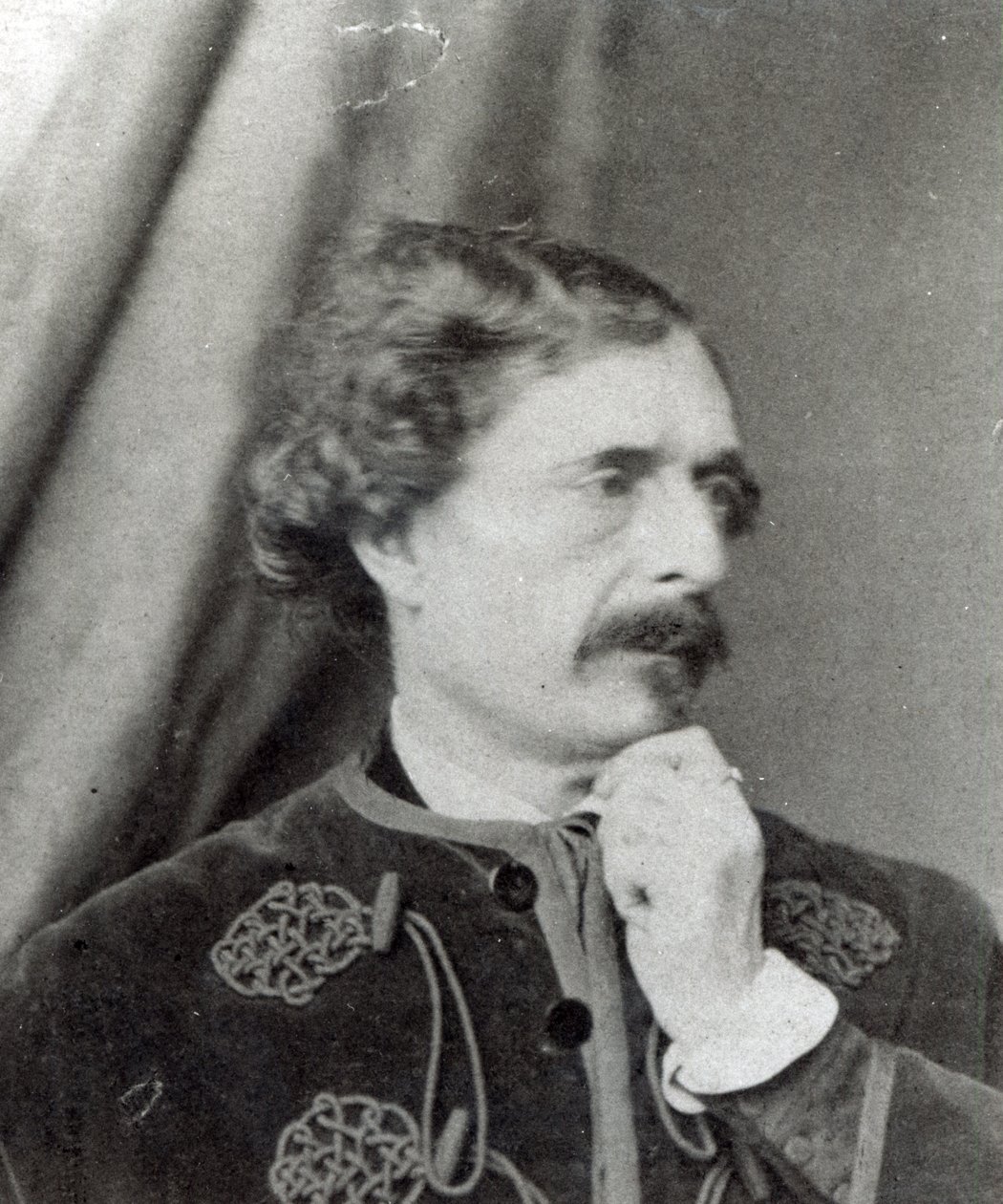 د جولس باربي ډي آرویلي انځور (۱۸۰۸-۸۹)، په ۱۸۵۹ کې پالش شوی autorstwa Antoine Samuel Adam Salomon