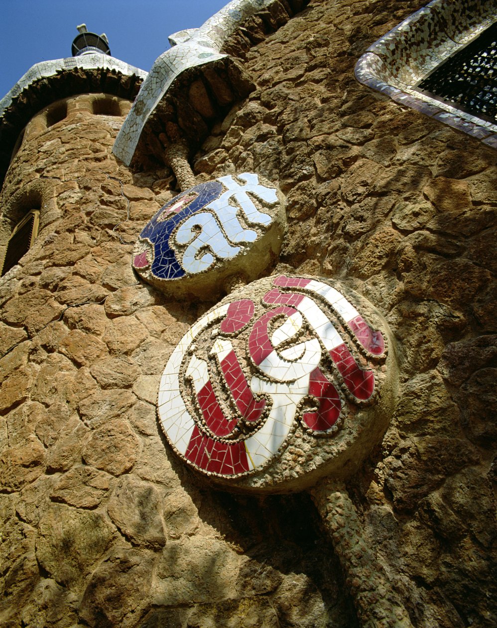 Ceramiczny szyld dla Parku, na Portierni, proj. 1900-14 autorstwa Antonio Gaudi