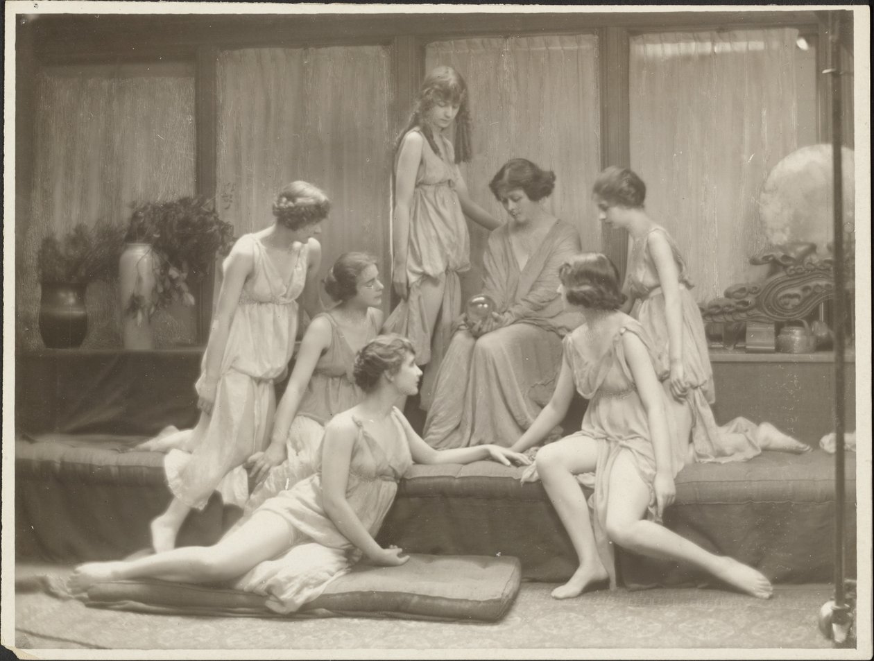 [Isadora Duncan i grupa] autorstwa Arnold Genthe