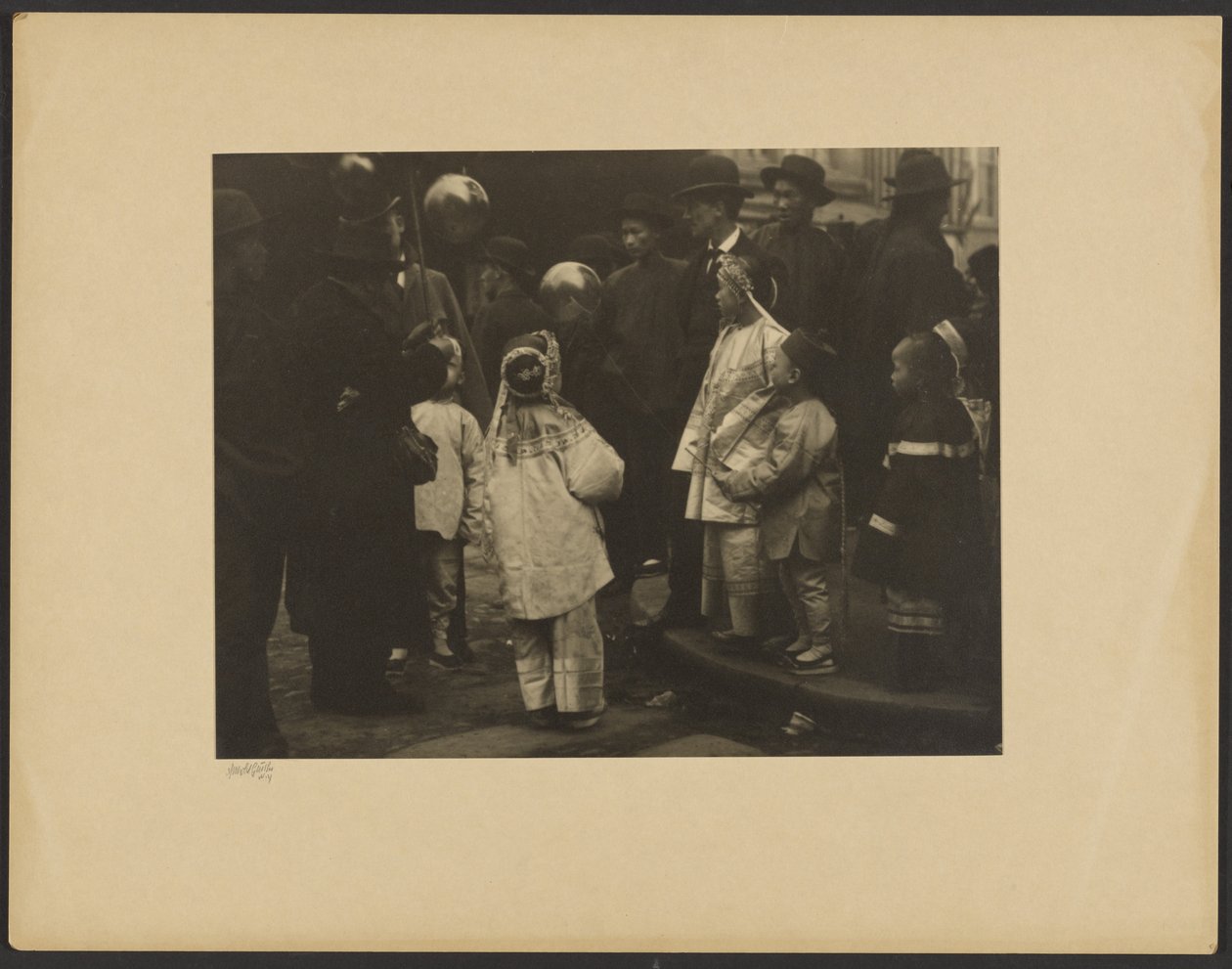 [Parada, Chinatown] autorstwa Arnold Genthe