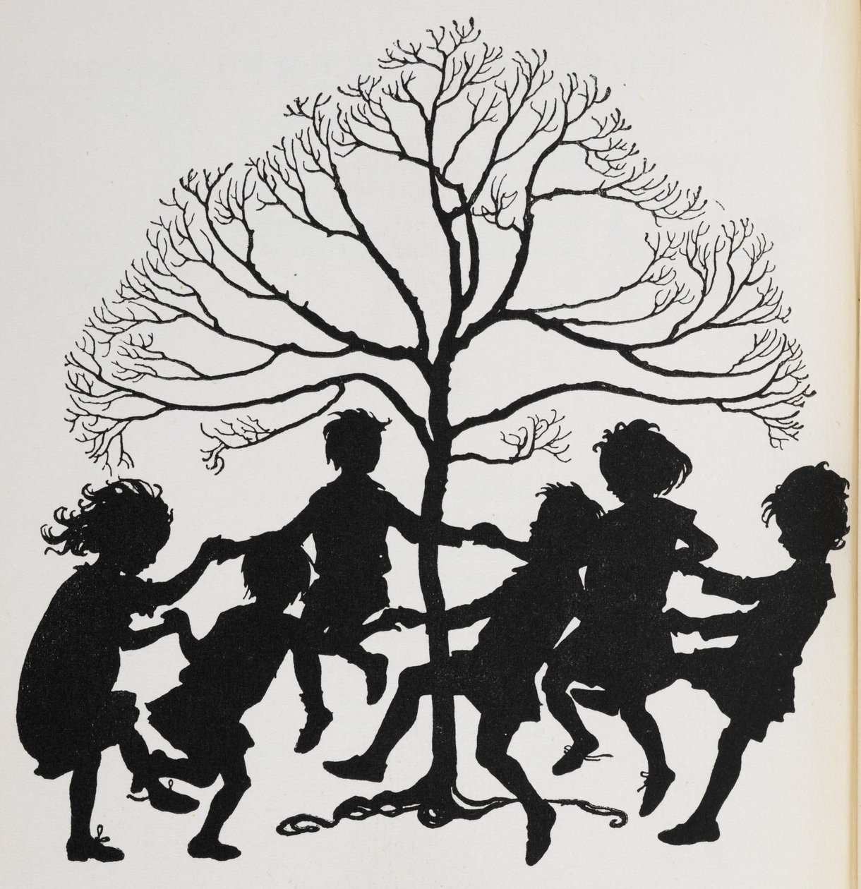 Sylwetka dzieci tańczących wokół drzewa. autorstwa Arthur Rackham