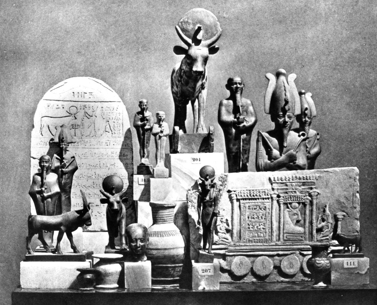 Artefakty, Memphis Saqqara, Egipt, 1893 autorstwa Auguste Edouard Mariette