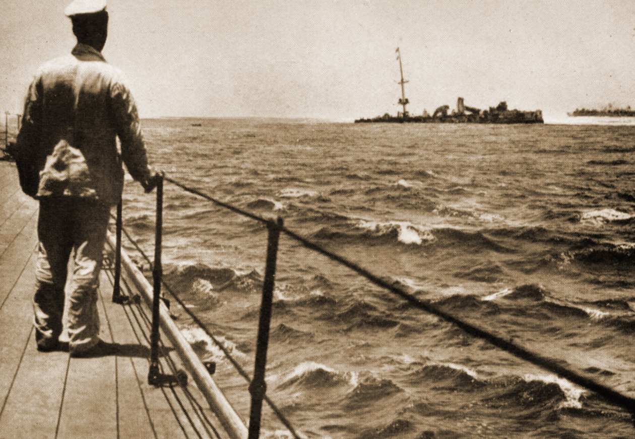 Widok uziemionego okrętu wojennego Cesarskiej Marynarki Wojennej Niemiec Emden z pokładu burtowego H.M.A.S. Sydney, 10 listopada 1914 autorstwa Australian Photographer