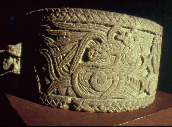 Urna z pierzastym wężem autorstwa Aztec