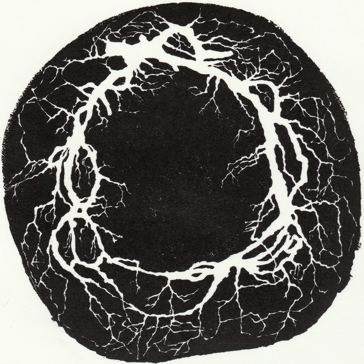 Root Wreath, 2019 (drzeworyt na papierze) autorstwa Bella Larsson
