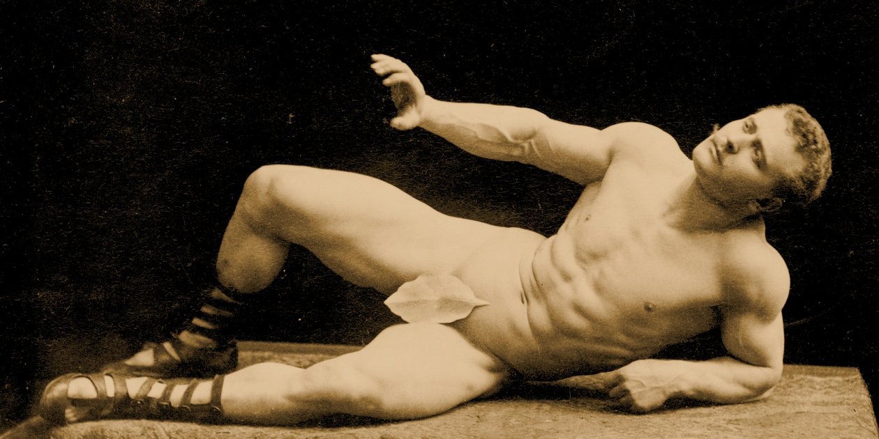 Eugen Sandow, w klasycznej starożytnej pozie grecko-rzymskiej, z liściem figowym, ok. 1894 r autorstwa Benjamin J. Falk