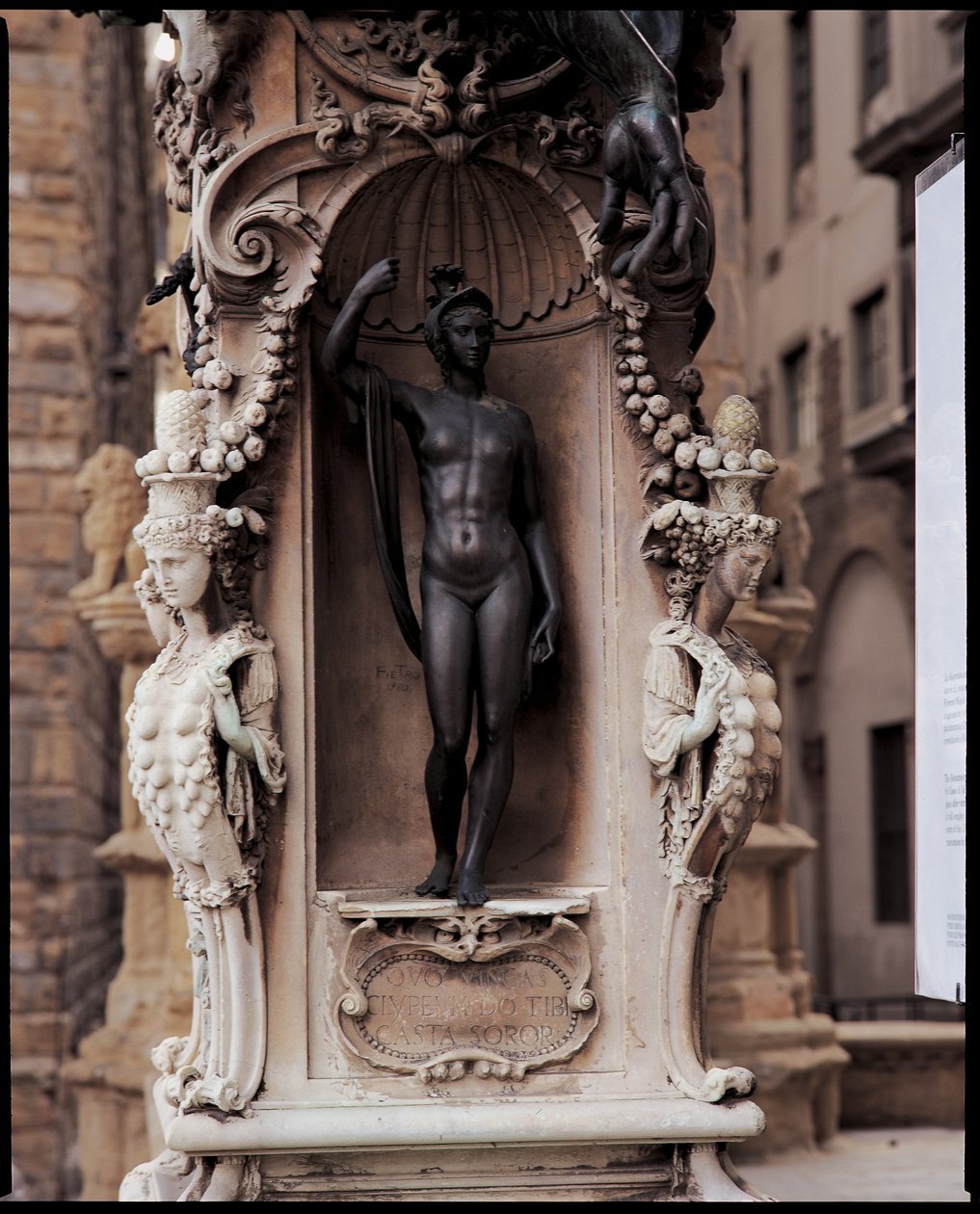 Detal Minerwy, z podstawy rzeźby Perseusza z głową Meduzy, brąz 1545-55 autorstwa Benvenuto Cellini