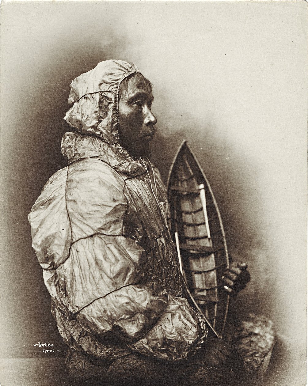 Mężczyzna z modelem umiaka, Alaska, ok. 1906 r. autorstwa Beverly Bennett Dobbs