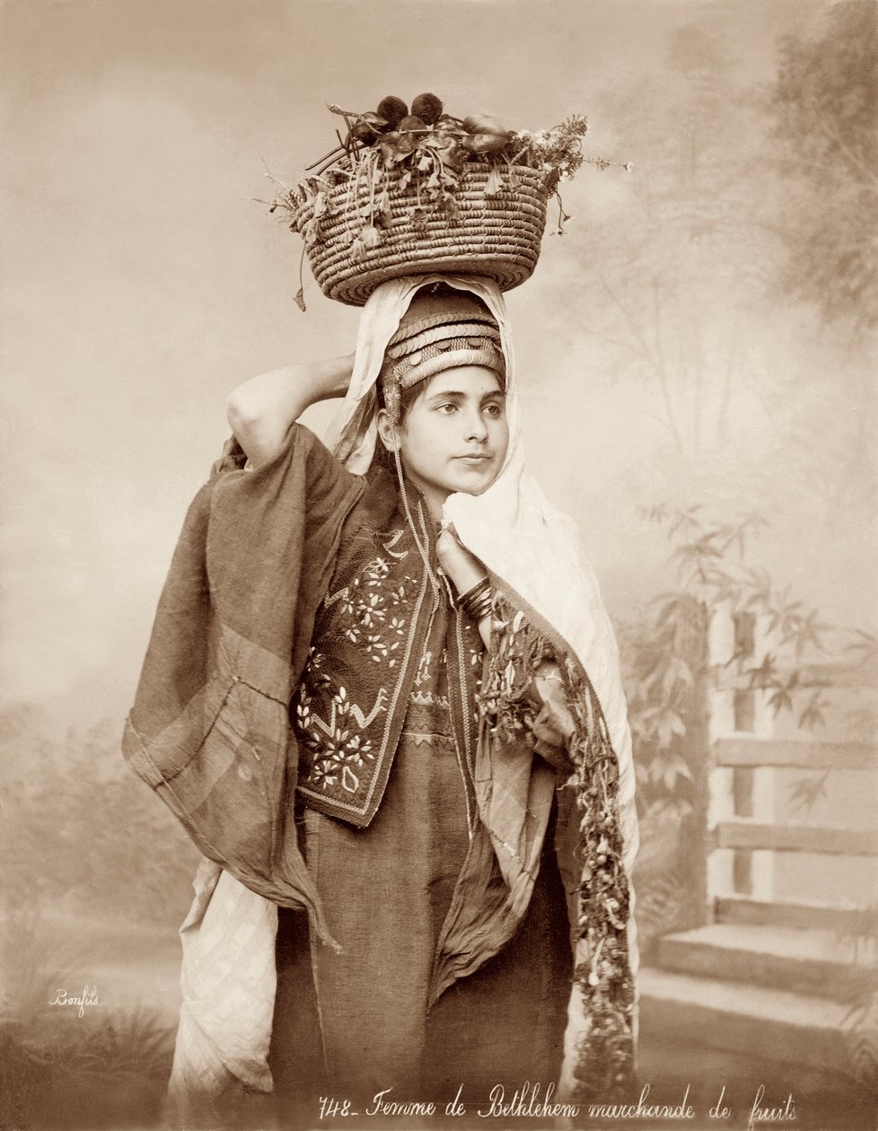 Kobieta z koszem owoców na głowie, ok. 1867-98 autorstwa Bonfils Studio