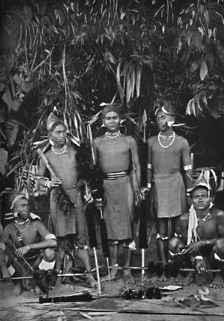 Angami Nagas w pełnym stroju, 1902 autorstwa Bourne and Shepherd
