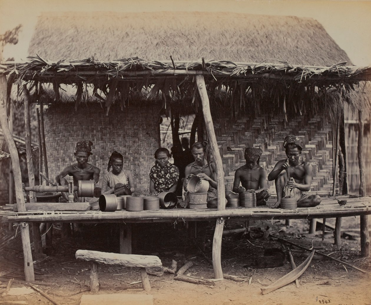 Birmańczyk wykonujący pracę laka, 1887 r. autorstwa British Photographer