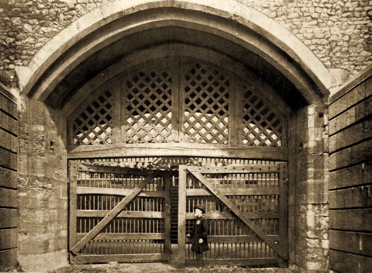 Traitors Gate, Tower of London i Yeoman of the Guard, 1890 autorstwa British Photographer