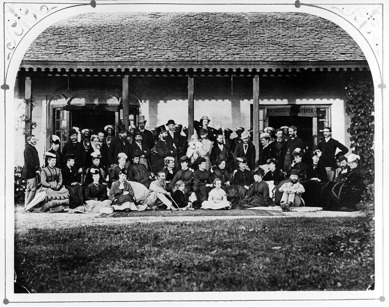Grupa - Dom Rządowy, ok. 1871 r. autorstwa British Photographer