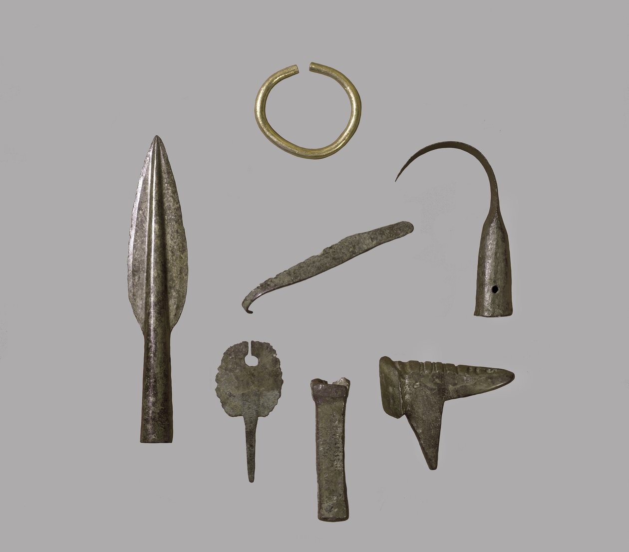 Skarb ozdób i narzędzi, z Fresn-la-Mere, Francja, złoto z epoki brązu i brąz patrz także 121148 autorstwa Bronze Age