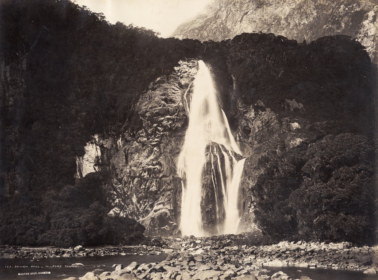 Bowen Fall, Milford Sound, 1889 (odbitka albumowa) autorstwa Burton Brothers Studio