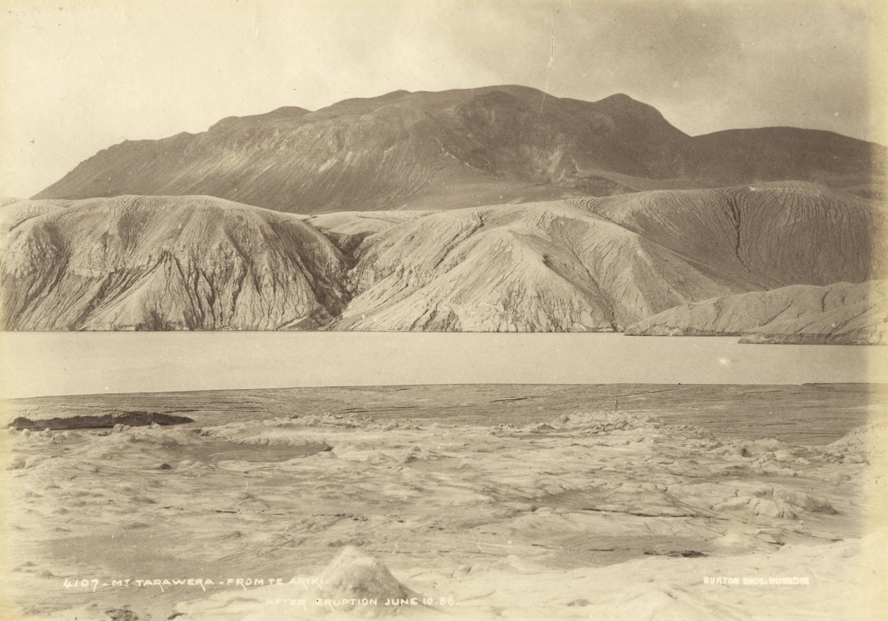 Góra Tarawera z Te Ariki. After Eruption 10 czerwca, 86 lipca 1886 (druk albumowy) autorstwa Burton Brothers Studio