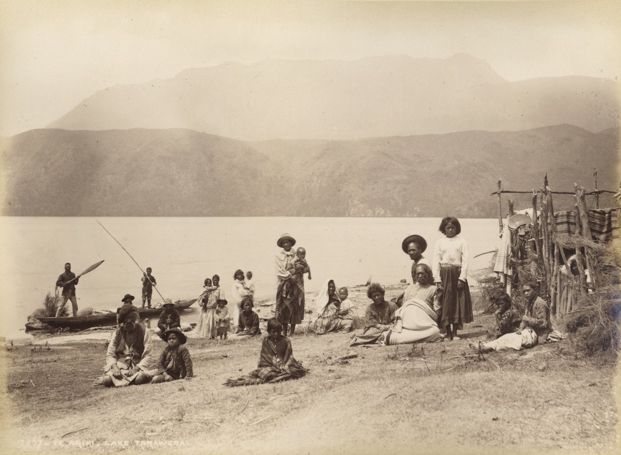 Te Ariki - Jezioro Tarawera, ok.1885 (druk albumowy) autorstwa Burton Brothers Studio