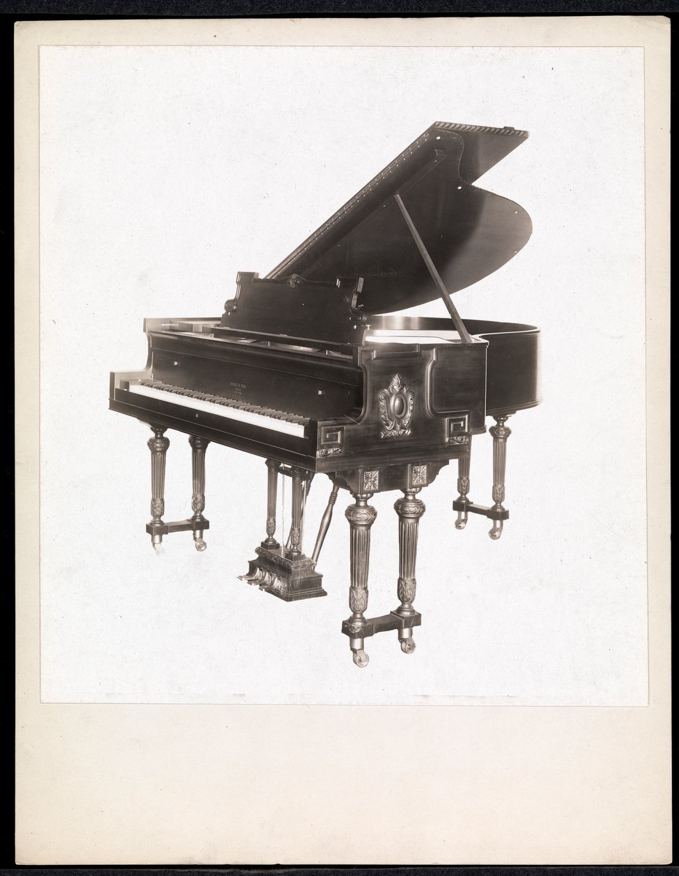 Fortepian Krakauer Piano Co., Nowy Jork, w latach 1895-1915 (odbitka żelatynowa srebrna) autorstwa Byron Company