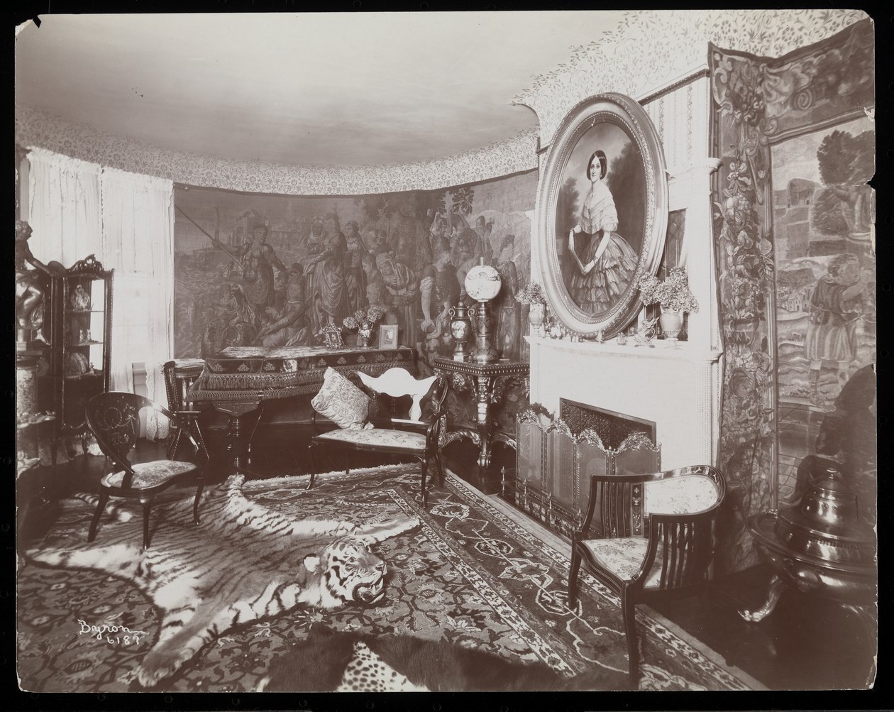 Pokój w rezydencji Westmoreland Davis w Tuxedo Park, Nowy Jork, 1899 (srebrny odbitka żelatynowa) autorstwa Byron Company