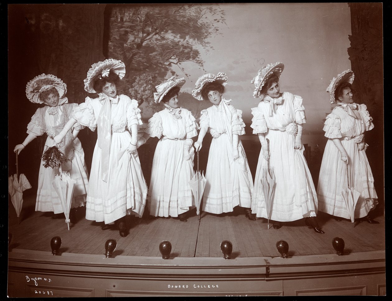 Scena z przedstawienia "Junior Show", amatorskiej produkcji prezentowanej przez studentów Barnard College, Nowy Jork, ok. 1905 r. (odbitka żelatynowa) autorstwa Byron Company