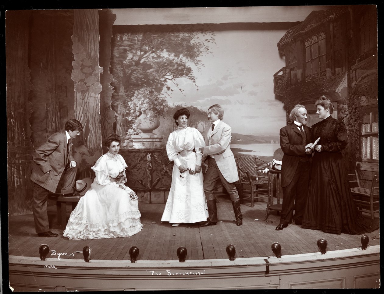Scena z amatorskiej produkcji sztuki zatytułowanej The Butterflies prezentowanej w Barnard College w stanie Nowy Jork (srebrny odbitka żelatynowa) autorstwa Byron Company