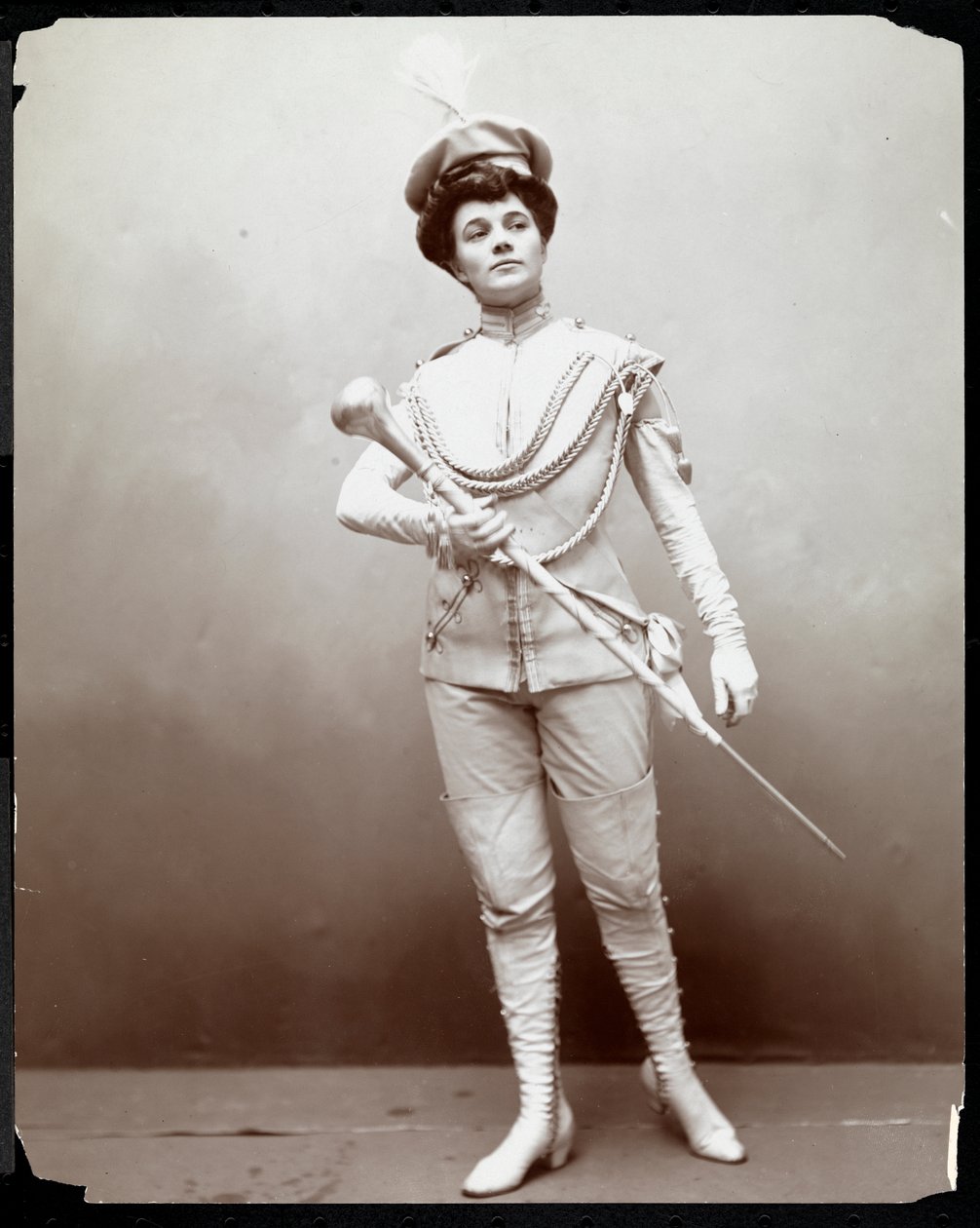 Kobieta w stroju kapeli, trzymająca batutę, ok. 1898 (odbitka żelatynowa) autorstwa Byron Company