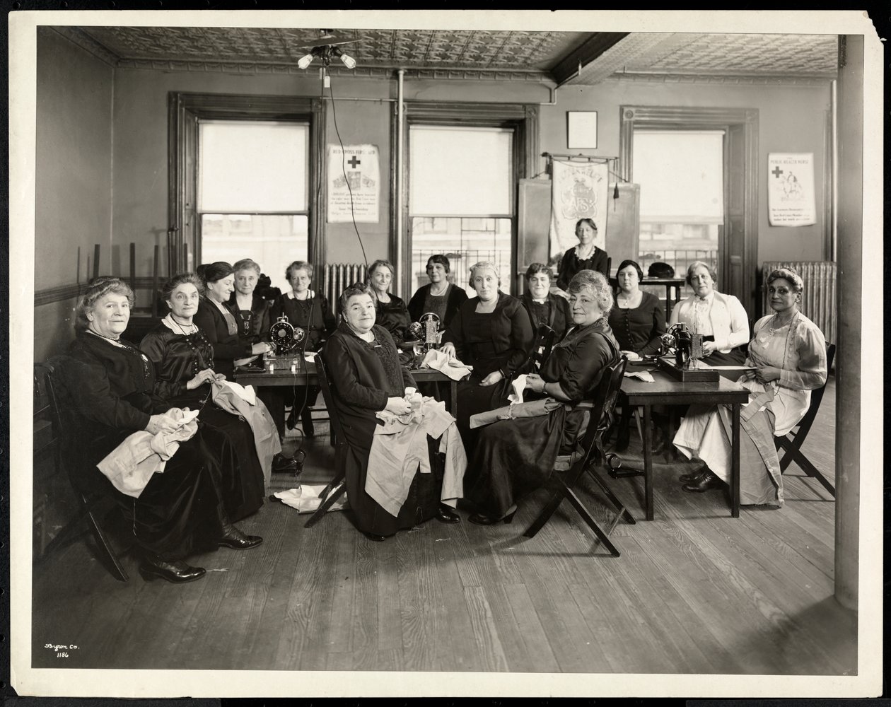 Kółko krawieckie dla kobiet w Amelia Relief Society, 115 East 101st Street, East Harlem, Nowy Jork, 1920 (srebrny odbitka żelatynowa) autorstwa Byron Company
