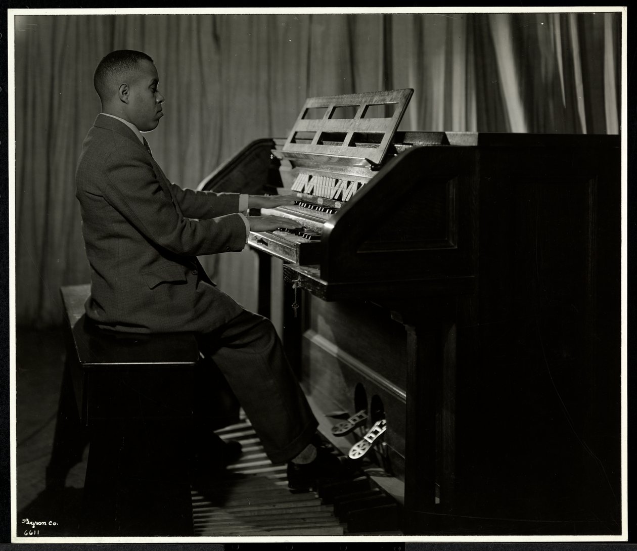 Afroamerykanin grający na organach w nowojorskim stowarzyszeniu dla niewidomych, 111 East 59th Street, Nowy Jork, 1934 (srebrny odbitka żelatynowa) autorstwa Byron Company
