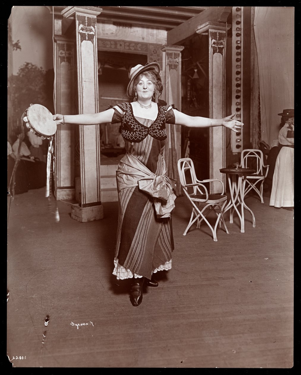 Amelia Summerville w kostiumie „Burlesquing Girl of the Golden West”, 1906 (srebrny odbitka żelatynowa) autorstwa Byron Company