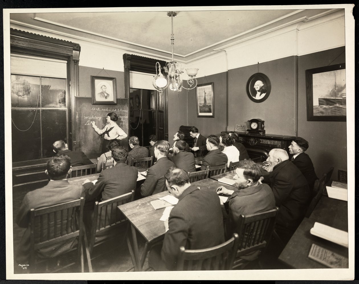 Klasa amerykanizacyjna w Rodeph Sholom Sisterhood, 157 East 94th Street, Nowy Jork, 1920 (odbitka żelatynowa) autorstwa Byron Company