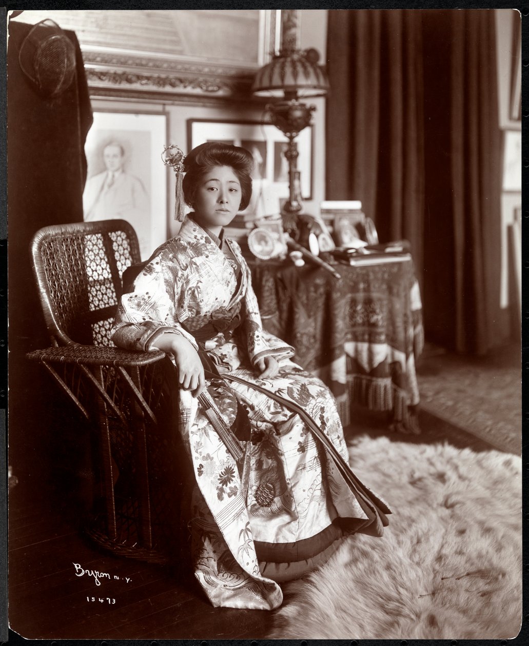 Azjatycka modelka ubrana w kimono w Strauss Studio, Nowy Jork, 1903 (srebrny odcisk żelatynowy) autorstwa Byron Company