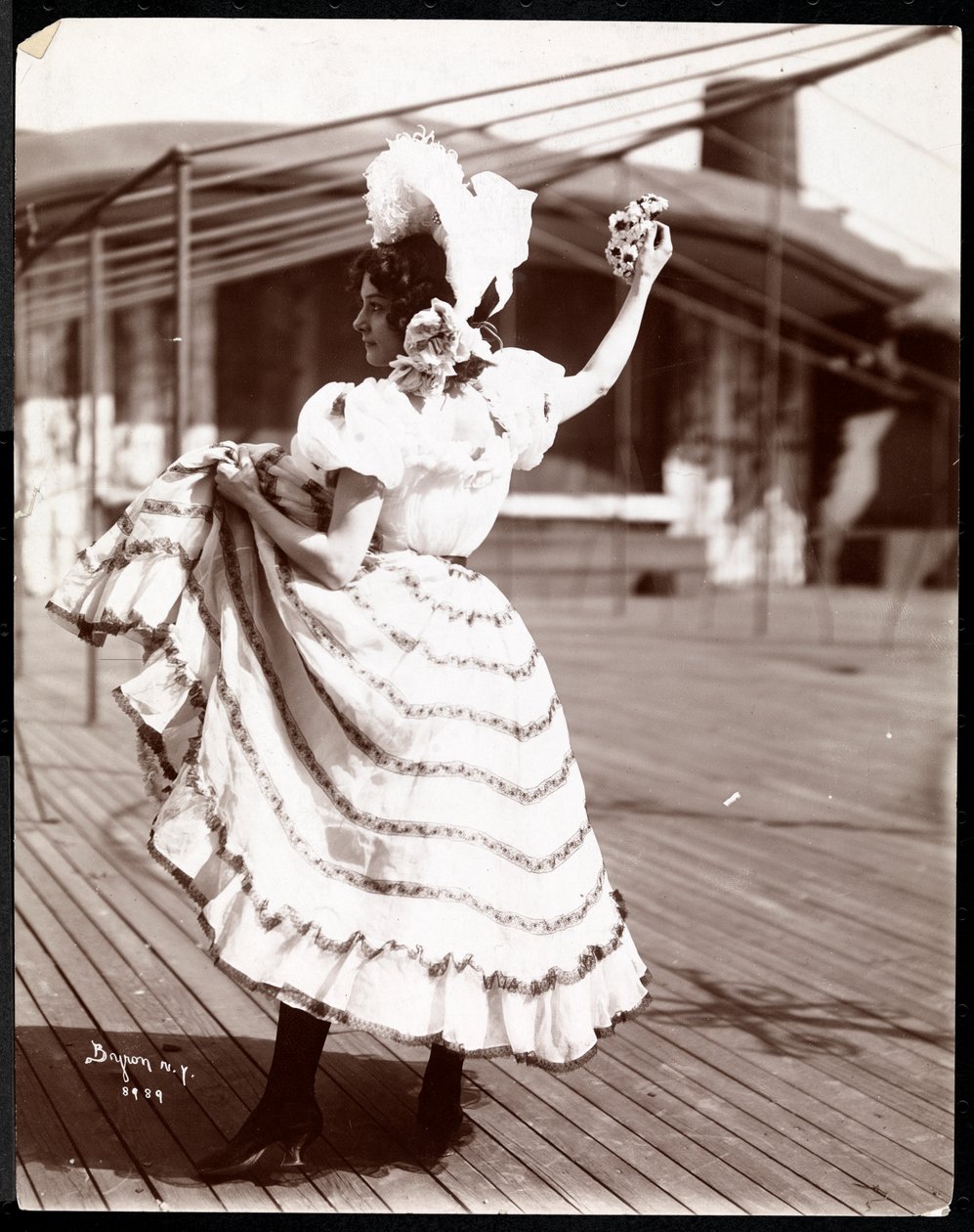 Aktorka w kostiumie podczas próby na dachu prawdopodobnie New York Theatre, Nowy Jork, 1900 (srebrny odbitka żelatynowa) autorstwa Byron Company