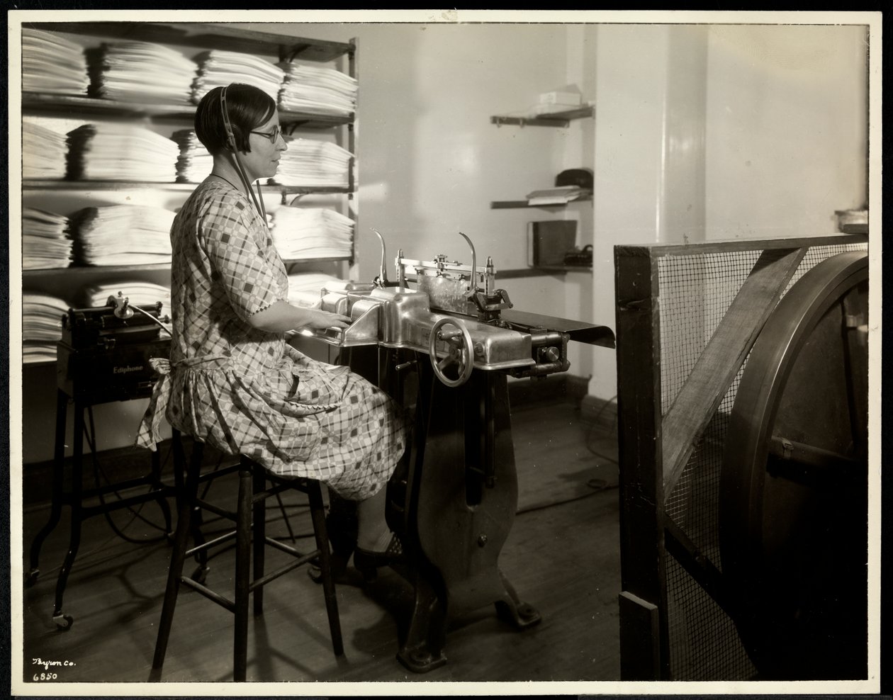 Niewidoma kobieta, przypuszczalnie Charlotte Rohr, pracująca z prasą brajlowską, dyktafonem i stereotypem, Nowy Jork, 1933 (srebrny odbitka żelatynowa) autorstwa Byron Company