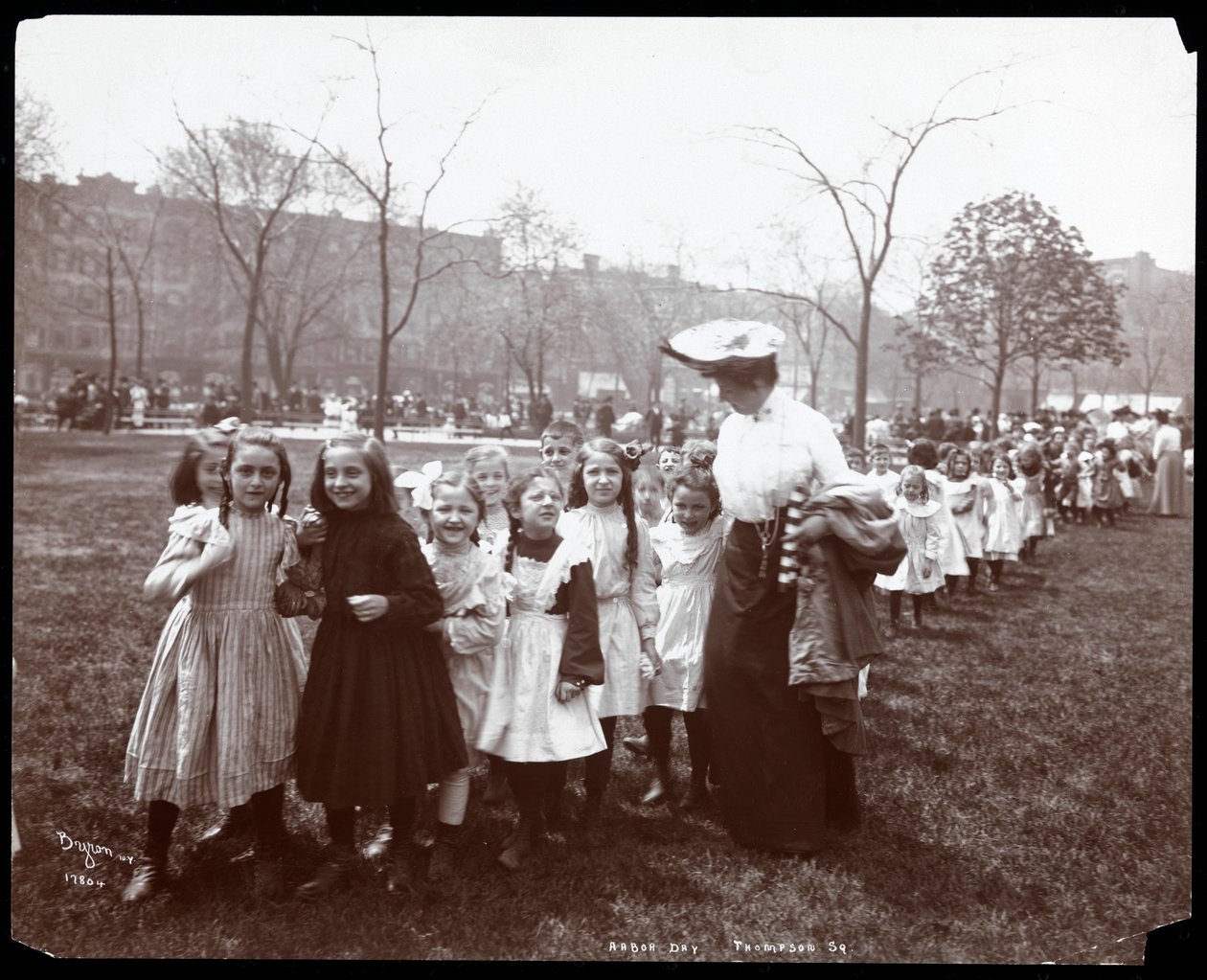 Dzieci w długiej kolejce prowadzone przez kobietę w Dzień Arbor w Tompkins Square Park, Nowy Jork, 1904 (srebrny odbitka żelatynowa) autorstwa Byron Company