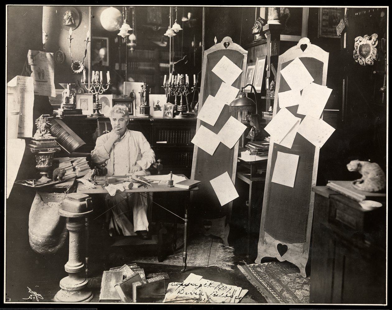 David Belasco w swoim gabinecie w Nowym Jorku, po 1909 (srebrny odbitka żelatynowa) autorstwa Byron Company