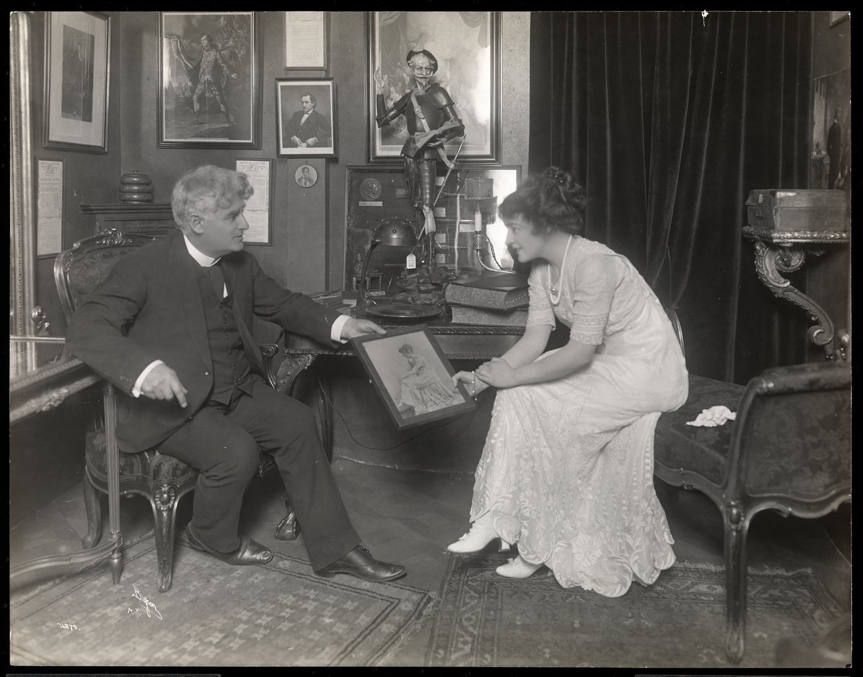 David Belasco pokazujący portret Frances Starr, po 1909 (odbitka żelatynowa) autorstwa Byron Company