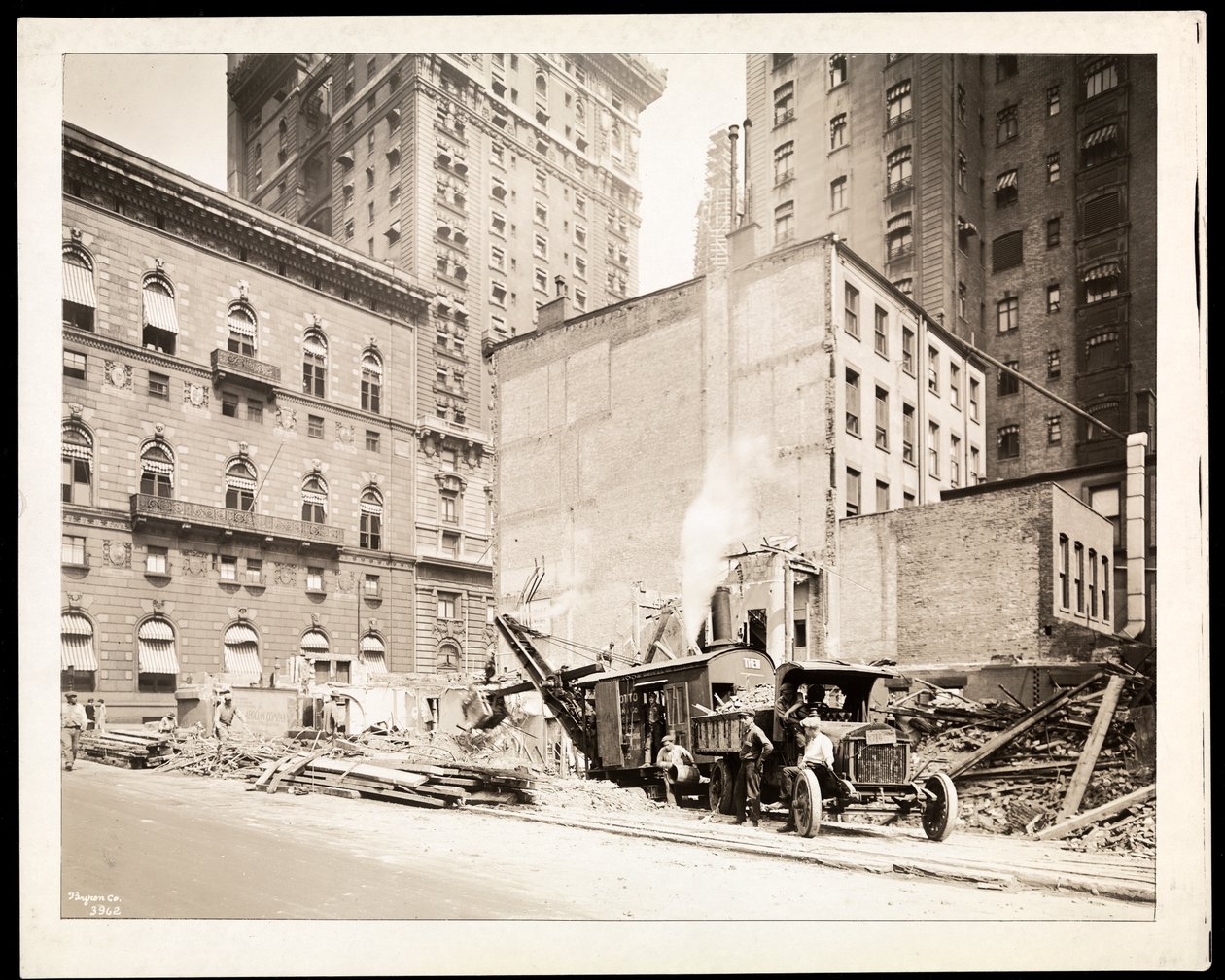 Wykopaliska na placu budowy budynku Aeolian Company przy 5th Avenue i 54th Street, Nowy Jork, 1925 (srebrny odbitka żelatynowa) autorstwa Byron Company
