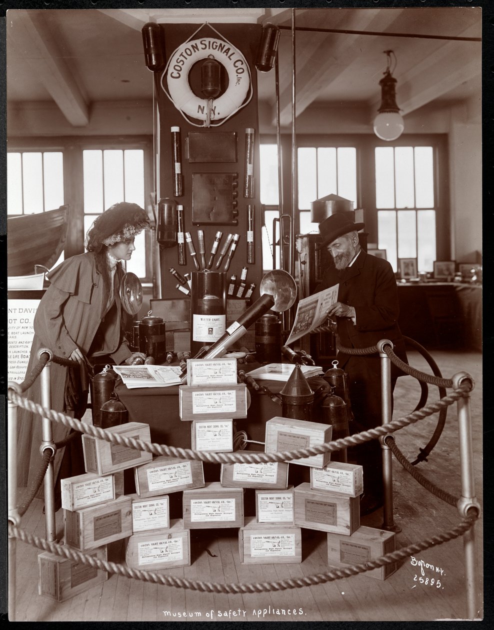 Wystawa firmy Coston Signal Co. w Muzeum Urządzeń Bezpieczeństwa Amerykańskiego Instytutu Opieki Społecznej, Nowy Jork, 1908 (srebrny odbitka żelatynowa) autorstwa Byron Company