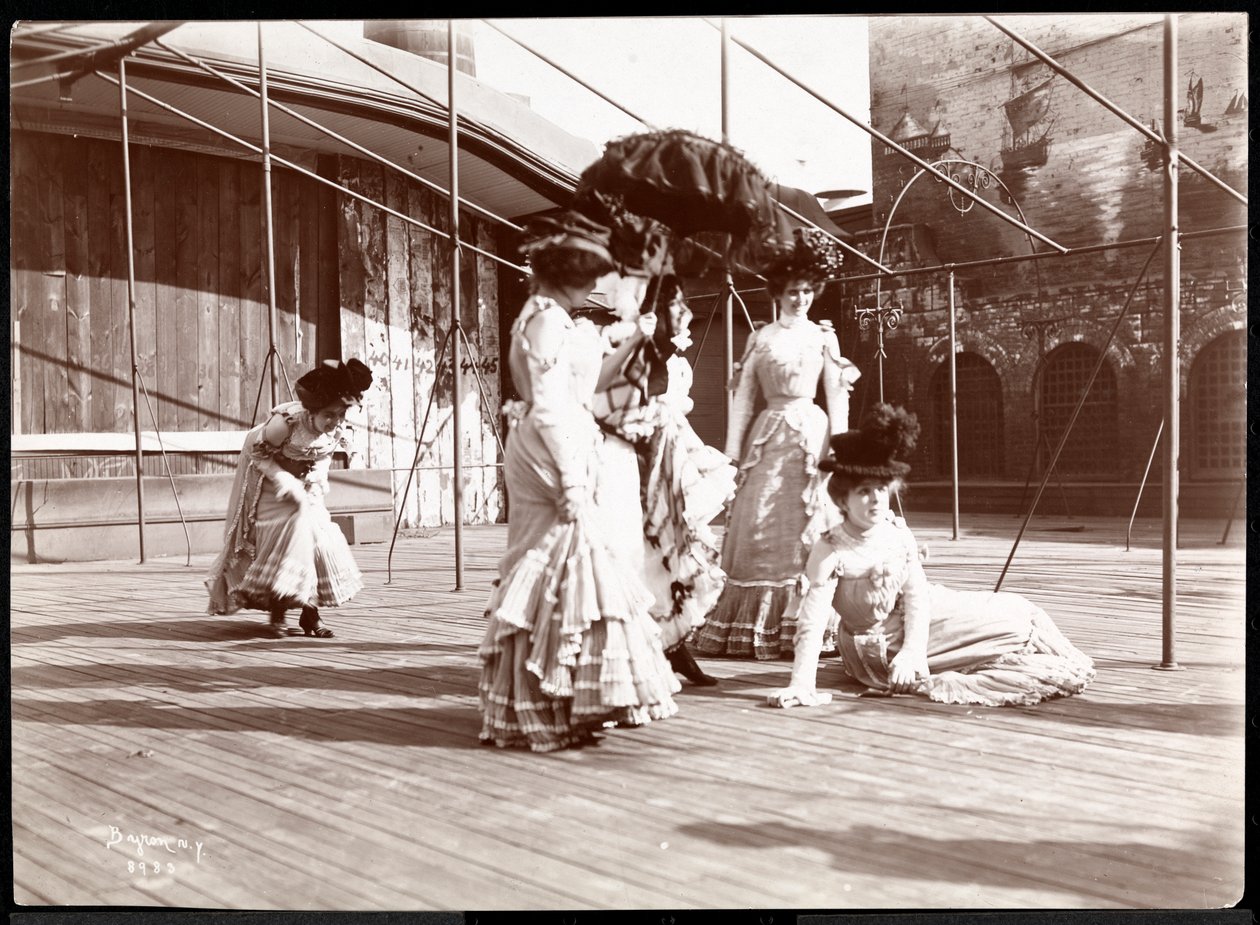 Pięć aktorek w próbach kostiumowych na dachu prawdopodobnie New York Theatre, Nowy Jork, 1900 (srebrny odbitka żelatynowa) autorstwa Byron Company